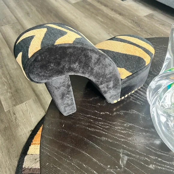 DECOR - Picture 2 of 6